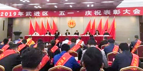 抱德煬和，善善從長-超凡標牌董事長張亞平獲武進區“五一”勞動獎章