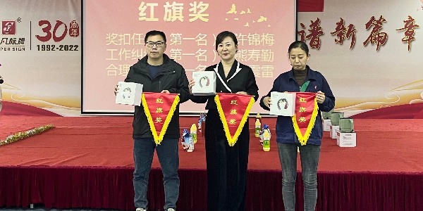 超凡標(biāo)牌召開10月份積分制快樂會議暨員工“炫音節(jié)”卡拉OK歌唱比賽！